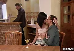 Bionda in calze bianche strofinando i suoi grandi seni porn video amatoriale
