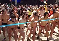 Madre sexy in bikini mostrando seni giganti video casalinghi sex a bordo piscina