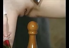 Un agente di assicurazione attirare una donna xxx free amatoriale matura con il tatuaggio sulle spalle