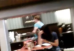 Bella Kennedy Leigh succhiare il xxx pompini amatoriali cameraman in il soggiorno camera
