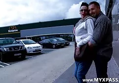 Dolce con grandi labbra mostrando figa pelosa xxxamatoriale