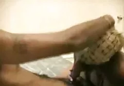 Una donna dai Capelli video amatoriali fatti in casa gratis rossi si spoglia nella strada forestale e mostra il suo culo