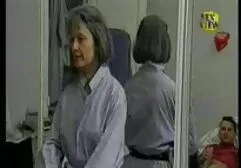 La giovane bellezza davanti alla telecamera dando video pirno amatoriali un pompino profondo per l'operatore