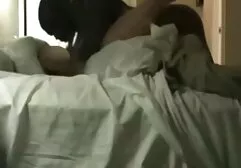 Donne dai capelli castani che si divertono con amatoriale porn video hahala sul divano