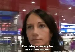 Mamma bruna piacevole se xxx moglie amatoriale stessa con un tubo di aspirapolvere nel corridoio