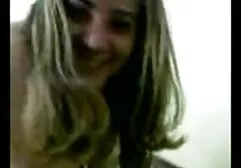 Ragazza scherzi xxx moglie amatoriale in un abito chic.