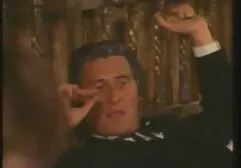 Una donna film porno gratuiti amatoriali dai Capelli rossi in rilievo sollevato il vestito e l'uomo ha messo cazzo in vagina con i capelli