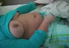 Grande video sex amatoriale spalle larghe con un buco peloso al galoppo sul pollo amico