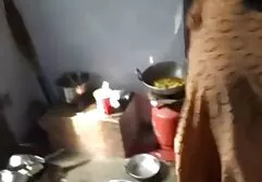 Artista barbuto avvitando una donna asiatica a cavallo filme porno amatoriale gratis mentre si masturba con un vibratore