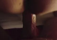 Grande culo MILF con un anello in Il labbra e inserire il dildo arancione vero amatoriale xxx in il bagno in il culo