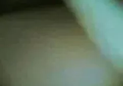 MILF seduta sul cazzo video sex amatoriale nero che sporge dal muro nel soggiorno