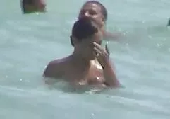 I video porno amatoriali nuovi suoi capezzoli sono sul bordo della vasca e ha preso il fallo amante nel foro dietro il