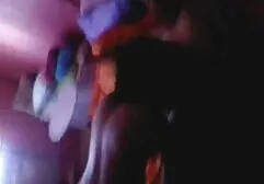 Una madre video amatoriali sexy gratis con gonne corte carta pulita in una stanza