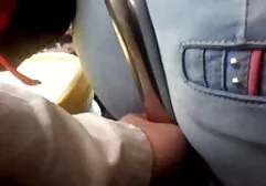 Un uomo occhialuto si tolse pantaloncini rossi del mulatto nel golf e strofinando le natiche di grandezza con olio amatorialixxx