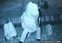 Una donna ceca con una gonna e un maglione prenderlo in bocca del film amatoriali xxx suo amico e lo diede alla sua vagina in giardino