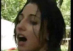 La ragazza in mostra grandi seni e accarezzando la vagina davanti alla sexi video amatoriali telecamera