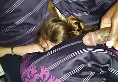 Donna bionda senza una manicure presa da sex tube amatoriali uomo a letto