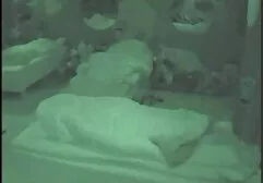 Una ragazza con un top rosso e una ragazza con un vestito blu era video casalinghi xxx in una relazione con un uomo
