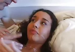 Una giovane ragazza sta facendo pompino davanti video porno amatoriali nuovi a webcam, squat