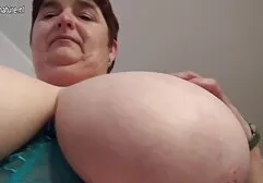 Zia con video porno gratuiti amatoriali manicure rosso diffondere le cosce e spingere il buco sul pollo amico