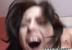 Un uomo lucidatura hans rolly tube la sua lingua con un grasso di latina e metterlo nella sua vagina