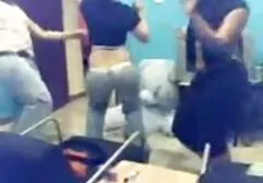 MILF A Pelo Corto procace dà un pompino a una coppia dopo il xxx coppie italiane bagno