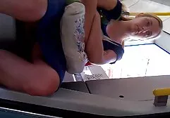 Due tipi di ruvida strappare la cagna in bocca e la figa xxx moglie amatoriale sul divano blu