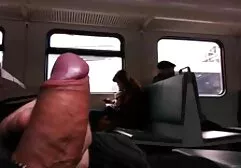 Una ragazza con i capelli corti e biancheria intima rosa sexi video amatoriali esposta al cancro sul letto