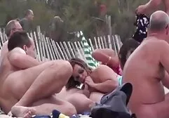 Il proprietario della casa impartisce un grande pene nella mature amatoriali xxx bocca di una cameriera