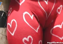 Abbronzato bionda avvitando il suo fidanzato sul divano video amatoriali orgasmi