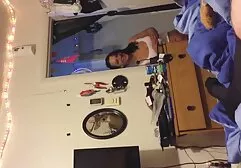 Gli studenti spingono l'asta nella bocca di una giovane donna video orgie amatoriali matura con seni voluminosi prima di fare sesso