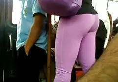 Una ragazza con un bel hans rolly tube corpo è disteso le gambe sul bordo dello stagno.