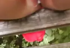 MILF fumatori in lingerie rosa ottiene un pompino film porno gratis amatoriali uomo