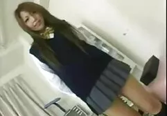 Una ragazza con un tatuaggio succhia un grosso video amatoriale culo cazzo nel salone per il suo padrone