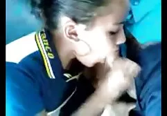 L'allenatore attrae una ragazza giovane dai capelli castani con una camicia video amatoriali fatti in casa gratis bianca e calze a righe con scarpe sportive