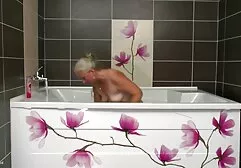 Un video amatoriale hard gratis uomo che fissa i capelli castani è sexy in salotto