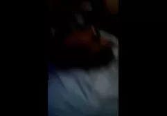 Un uomo gode amatorial porn tube di un handjob da una bionda in divano bianco